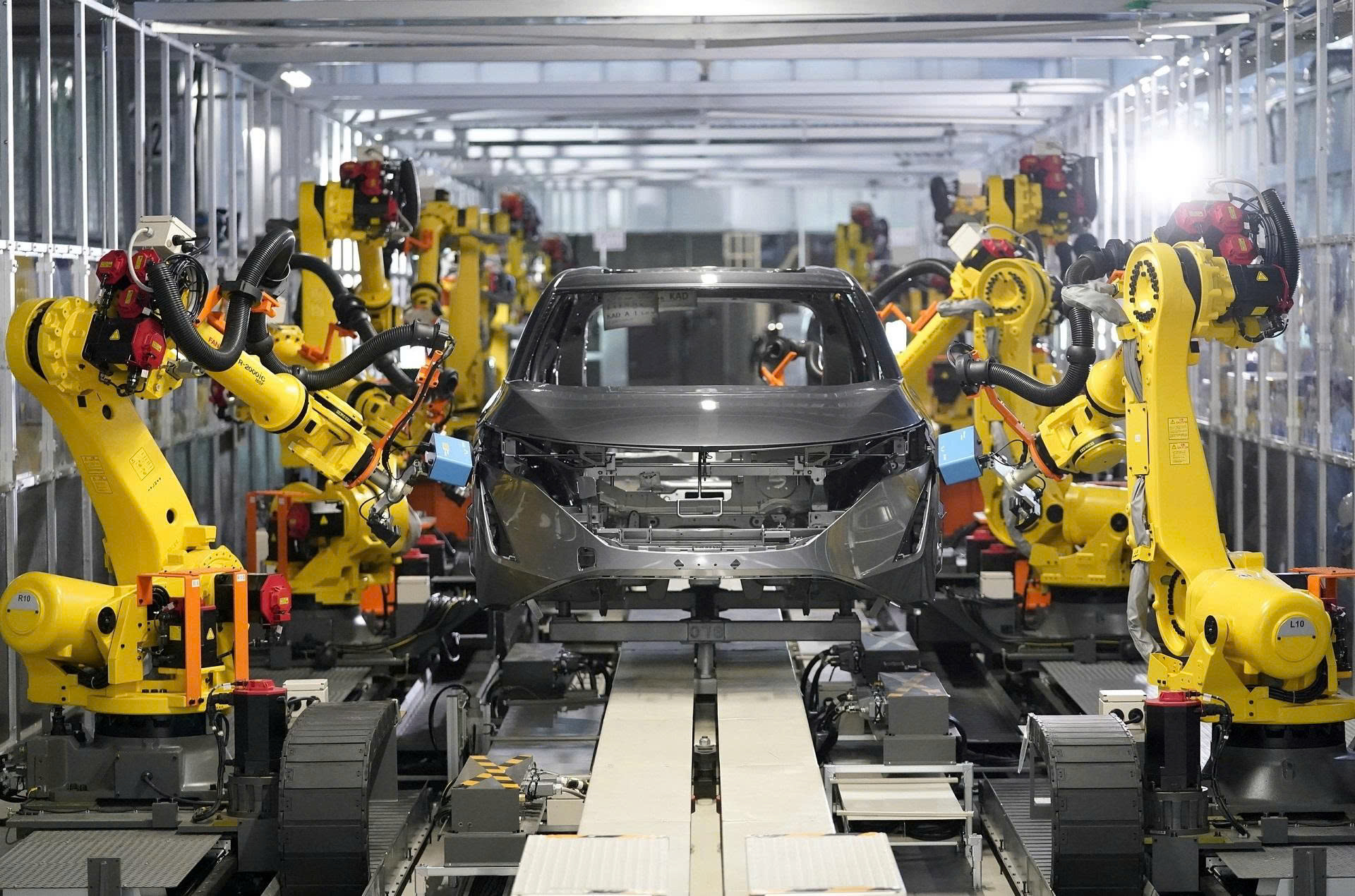 Robot làm việc theo dây chuyền, đảm bảo mỗi sản phẩm có chất lượng đồng nhất.