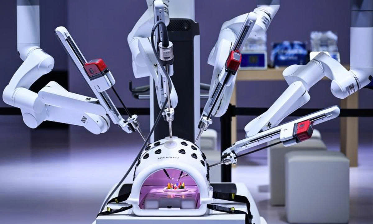 Robot, với cảm biến và hệ thống điều khiển số, có thể thực hiện các thao tác đòi hỏi độ chính xác đến từng milimet.