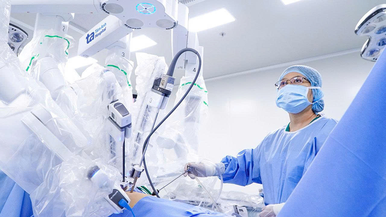 Robot cho phép bác sĩ thực hiện ca mổ từ xa qua bảng điều khiển với hình ảnh 3D phóng đại, vết mổ chỉ vài mm