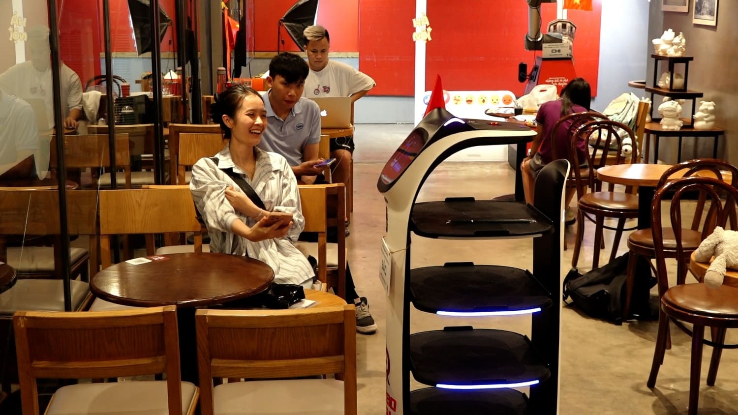 robot phục vụ mang đến nhiều lợi lích cho doanh nghiệp, đặc biệt cho cách nhà hàng, khách sạn