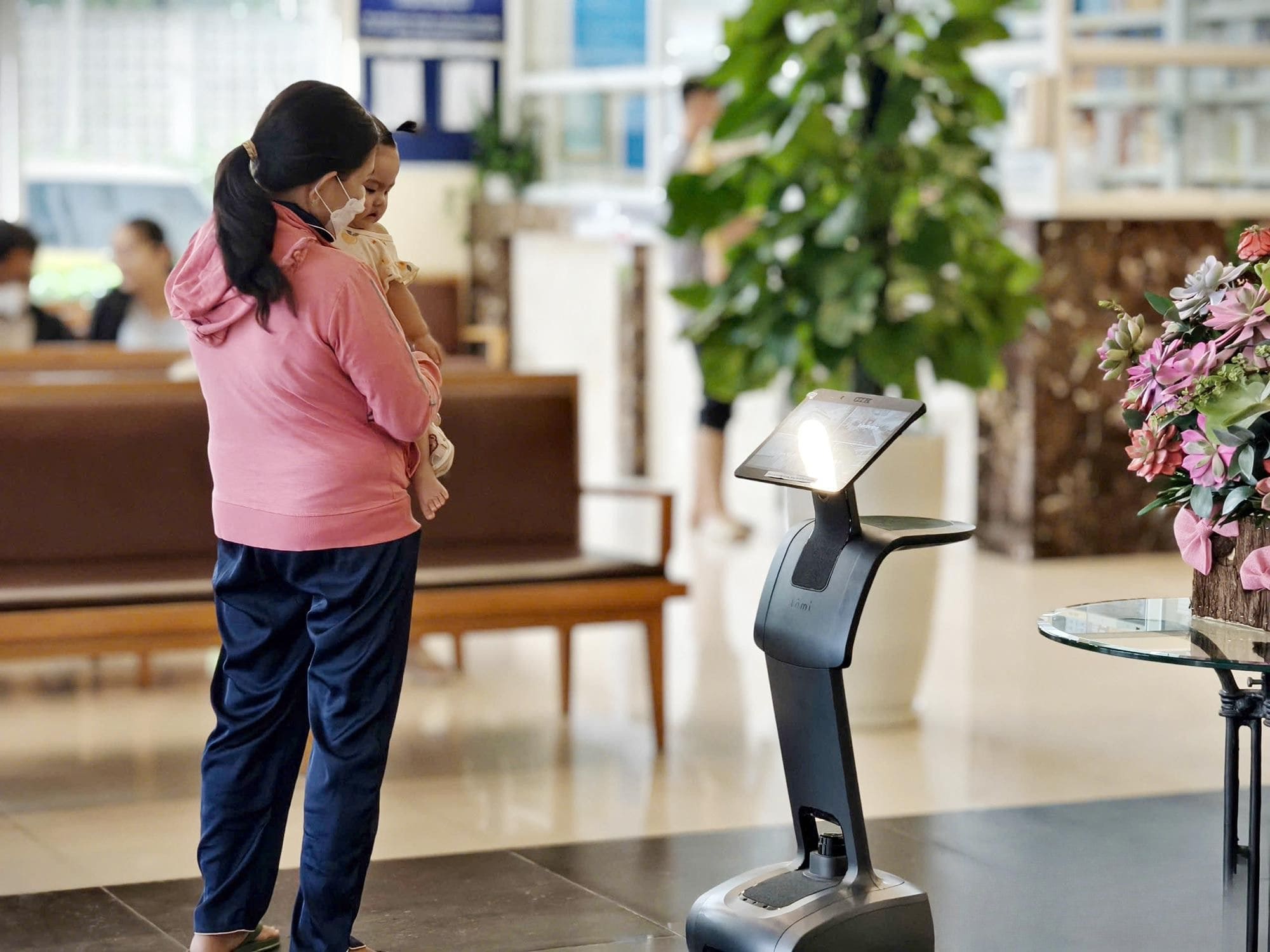 Robot lễ tân được thiết kế để hỗ trợ tiếp đón và hướng dẫn khách hàng
