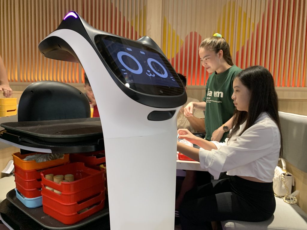 xu hướng sử dụng robot đang phát triển nhanh trong nhiều chuỗi F&B, buffet, lẩu nướng và khách sạn