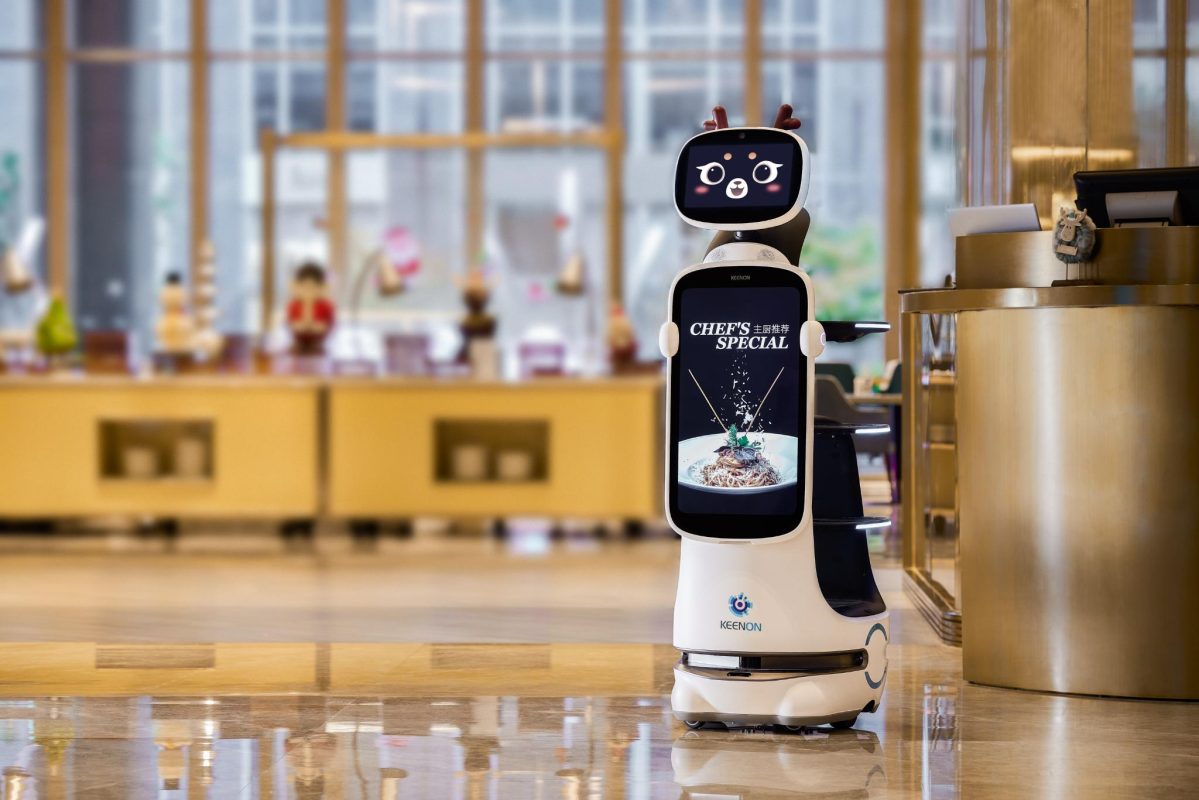 Ngoài việc phục vụ món ăn, nhiều dòng robot còn được sử dụng như lễ tân thông minh trong nhà hàng