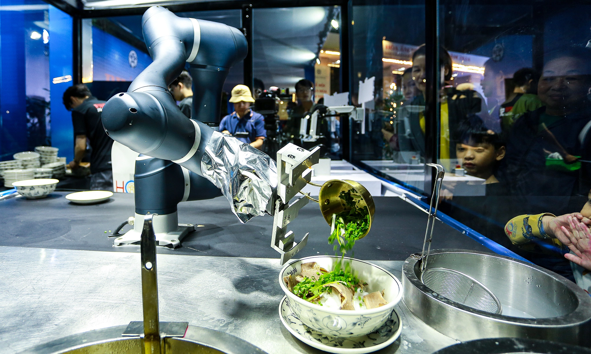 Trong nhiều mô hình F&B hiện đại, robot còn tham gia trực tiếp vào quá trình chế biến món ăn và pha chế đồ uống