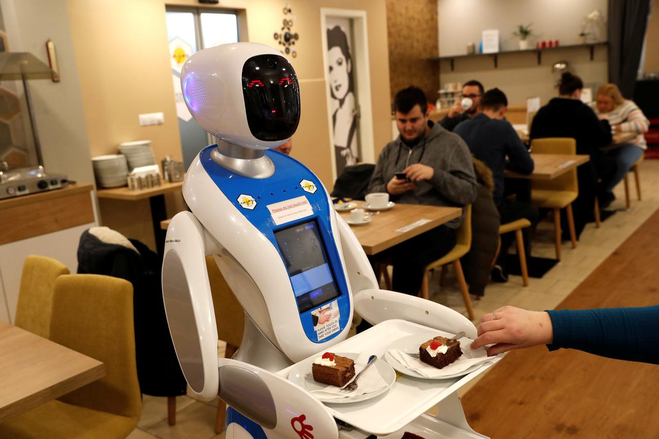 robot phục vụ nhà hàng mang lại lợi ích cho cả vận hành và tối ưu trải nghiệm kahcsh hàng