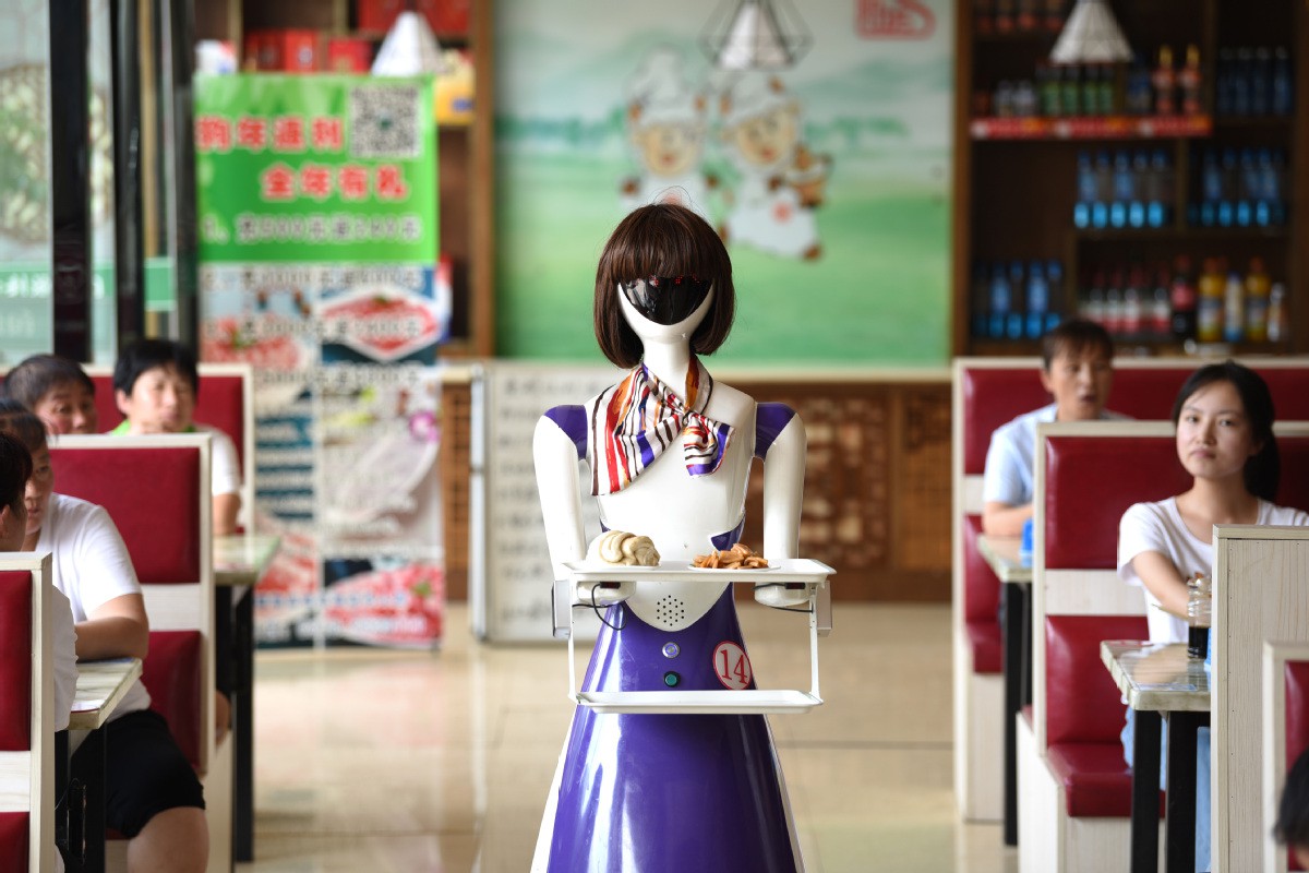 Robot phục vụ giúp nhà hàng xây dựng hình ảnh hiện đại, chuyên nghiệp và tạo điểm nhấn thương hiệu trong mắt khách hàng.