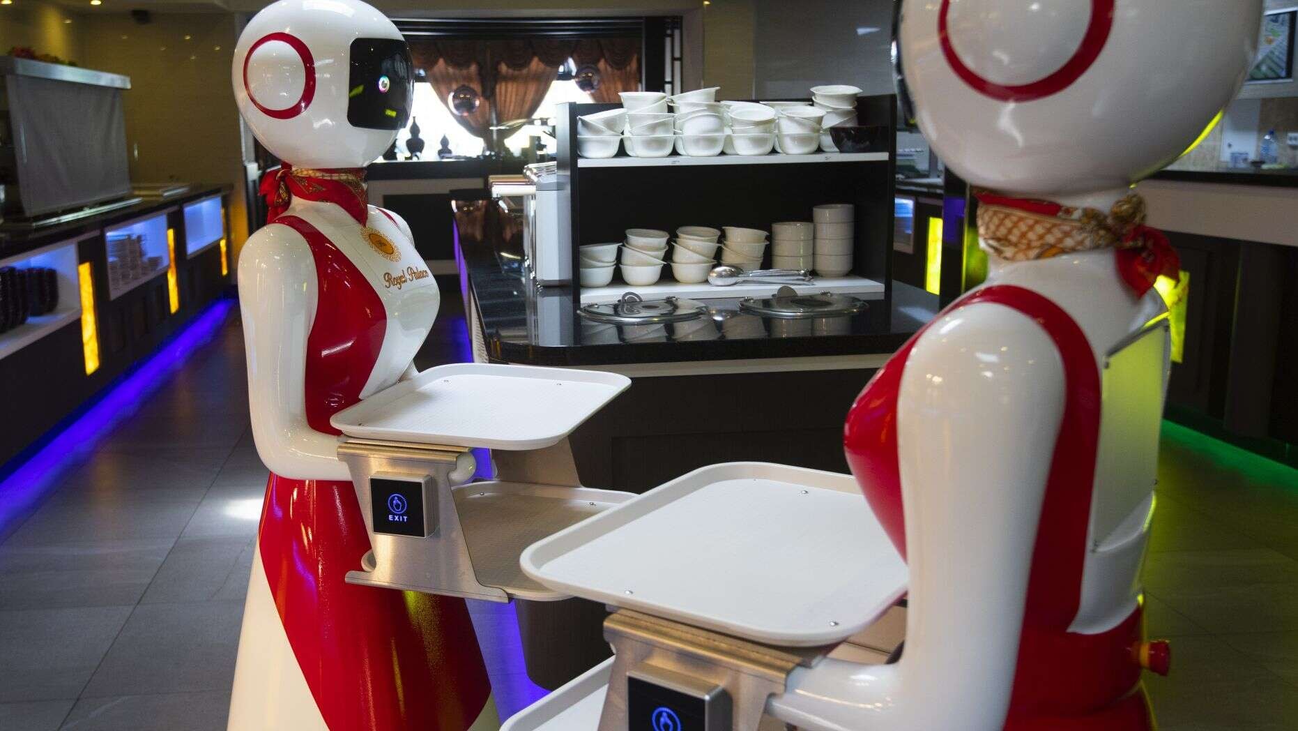việc sử dụng robot phục vụ nhà hàng phù hợp với xu huơgs chuyển đổi số hiện nay