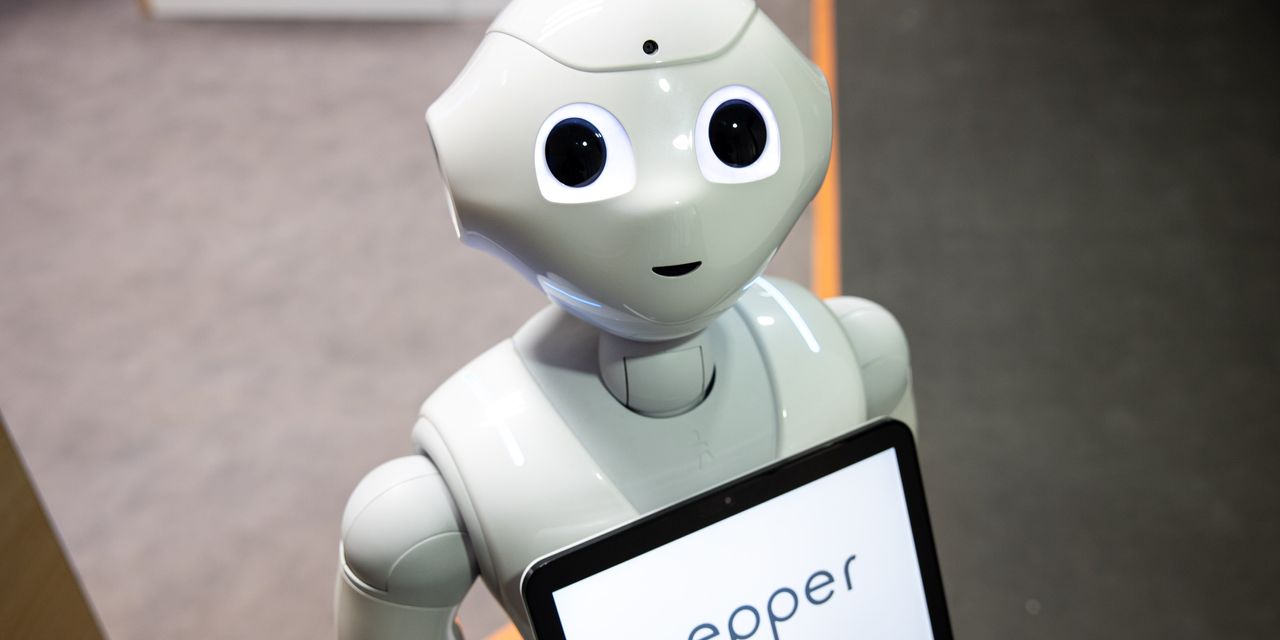 Pepper có thiết kế nhỏ nhắn, thân thiện với một màn hình máy tính bảng trước ngực, chuyên dùng để hỗ trợ khách hàng.
