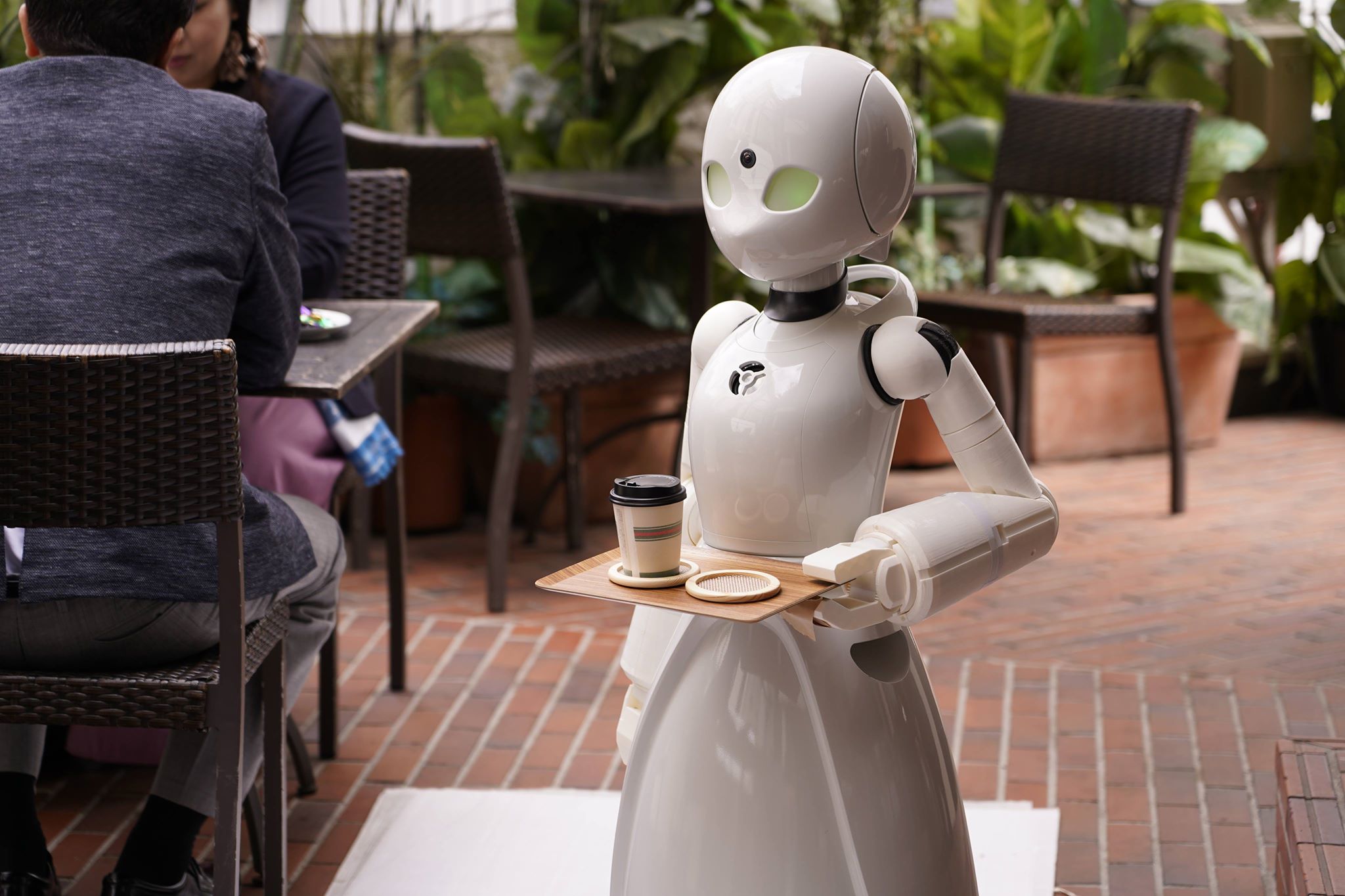 Tại nhà hàng, khách sạn hay siêu thị, robot có thể chào khách, phục vụ món ăn và hỗ trợ thanh toán.