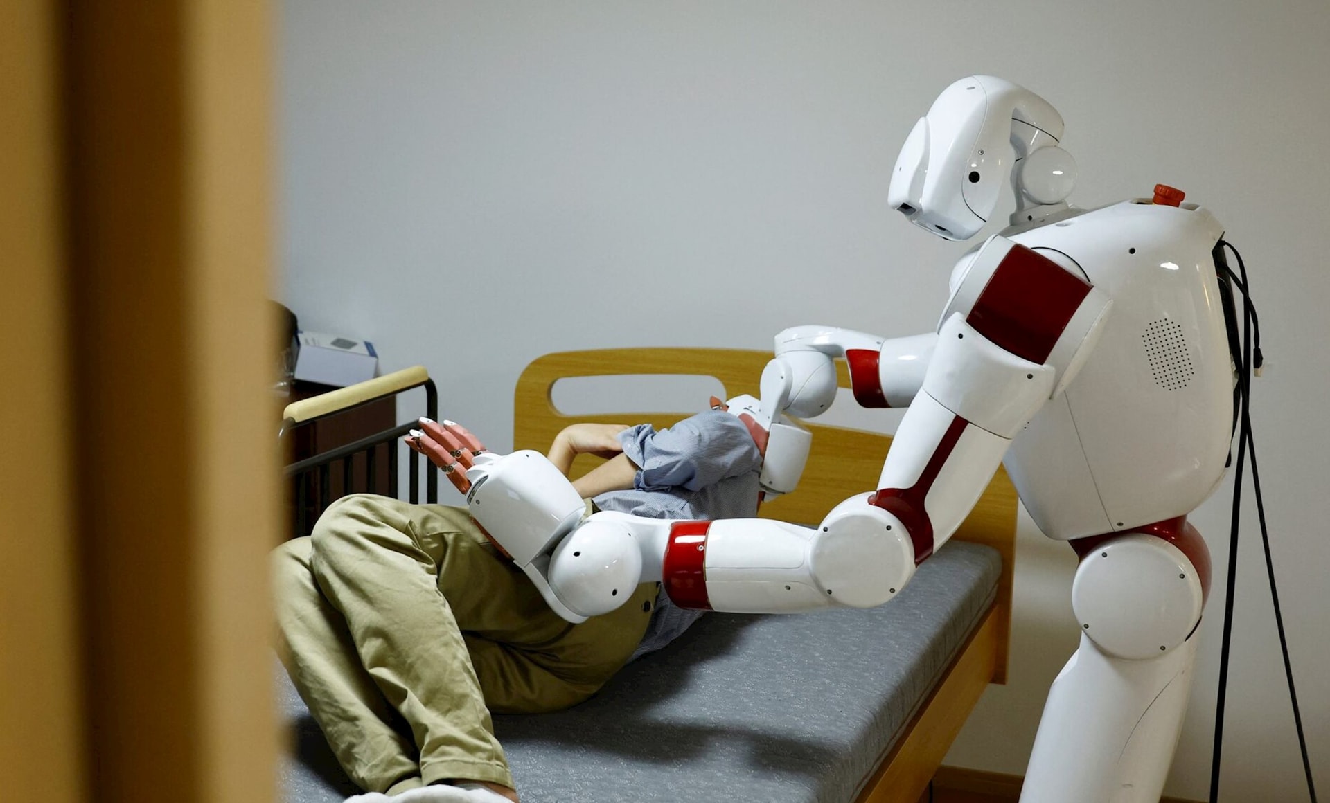 robot AI đang hỗ trợ bác sĩ thực hiện những ca phẫu thuật phức tạp, chăm sóc bệnh nhân và vận chuyển mẫu bệnh phẩm