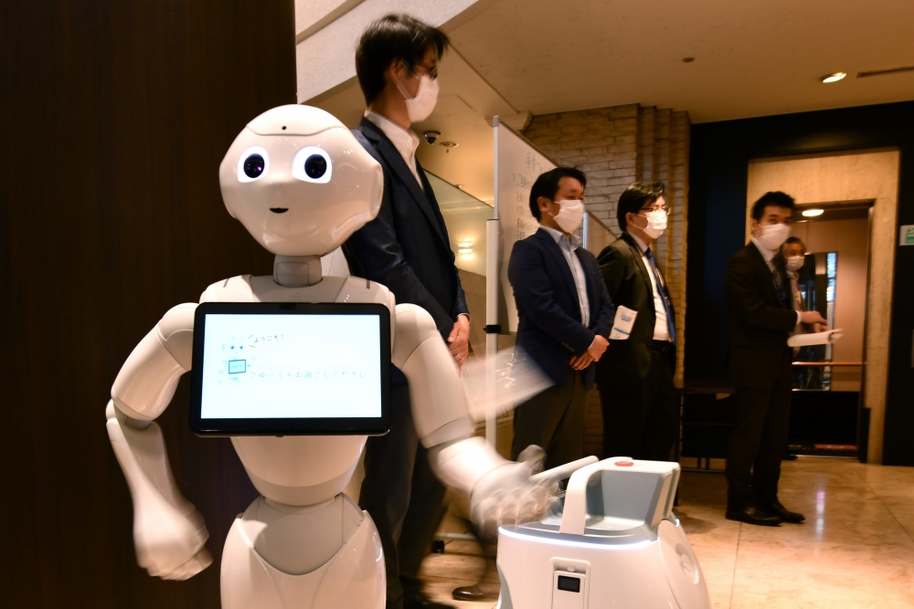 Trong các trung tâm thương mại, sân bay và khách sạn, robot AI đang dần thay thế con người ở những vai trò lễ tân, hướng dẫn viên