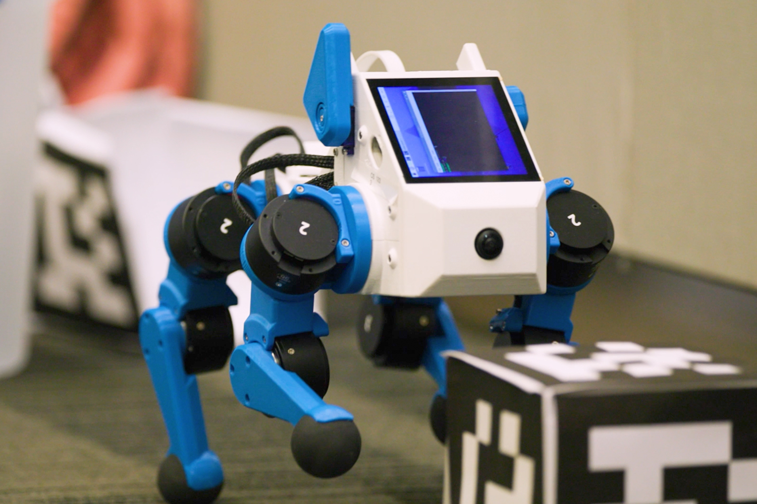 robot AI không chỉ là món đồ chơi công nghệ cao mà còn là trợ giảng, gia sư cá nhân